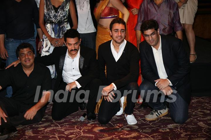 Aamir Khan, Imran and Kunal Roy at Delhi Belly success bash at Taj Lands End, Bandra, Mumbai