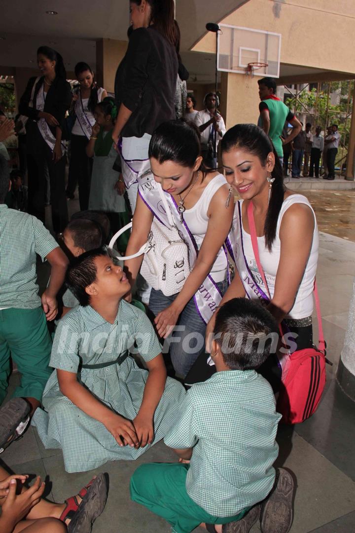 Finalists of 'I Am She 2011' visited Sunil & Mana Shetty's NGO at Bandra