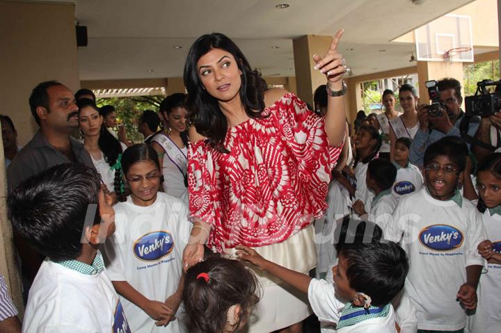 Sushmita Sen of 'I Am She 2011' visited Sunil & Mana Shetty's NGO at Bandra