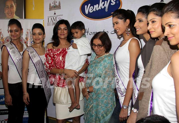 Sushmita Sen and finalists of 'I Am She 2011' visited Sunil & Mana Shetty's NGO at Bandra