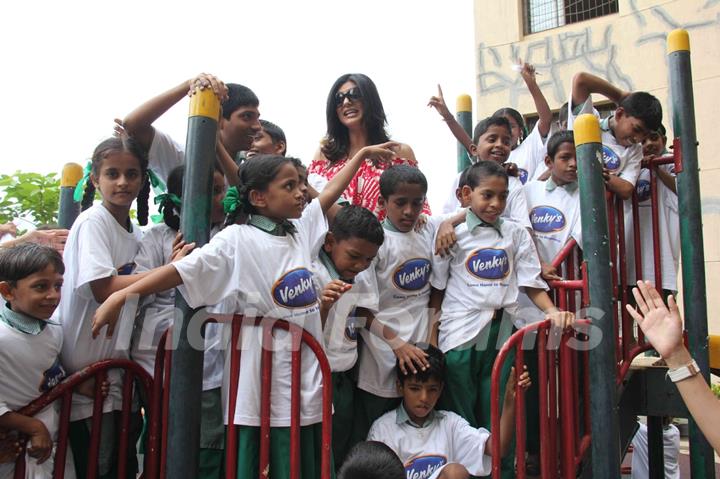 Sushmita Sen and finalists of 'I Am She 2011' visited Sunil & Mana Shetty's NGO at Bandra