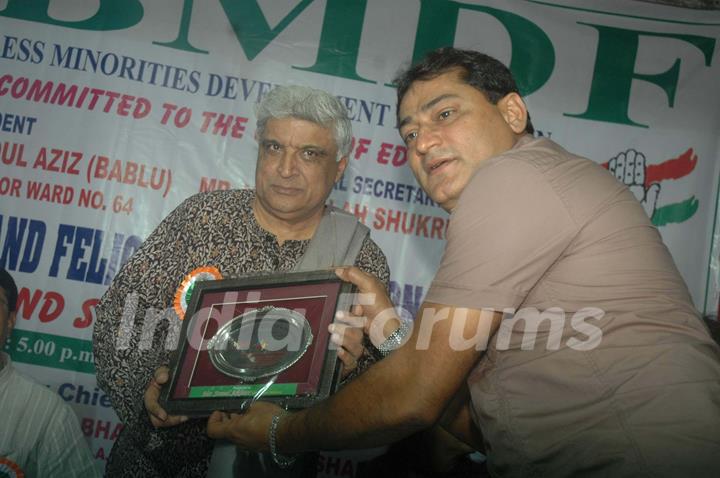 Javed Akhtar at Bablu Aziz prize distribution for children event, Santacruz