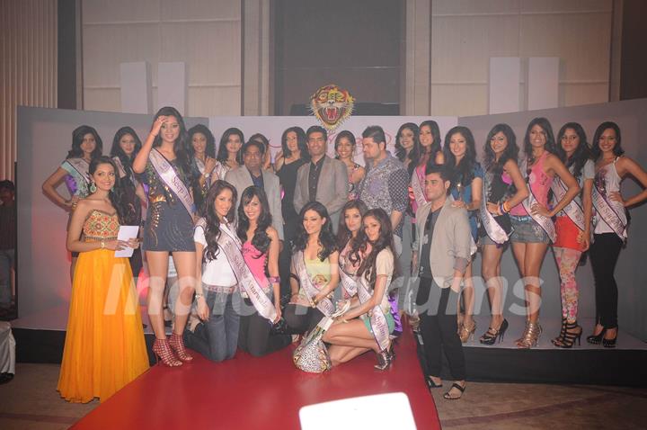 Sushmita, Manish Malhotra with models in I am She Ed Hardy fashion show at Trident