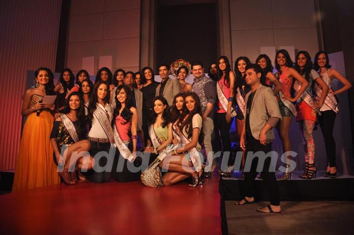 Sushmita, Manish Malhotra with models in I am She 2011 Ed Hardy fashion show at Trident