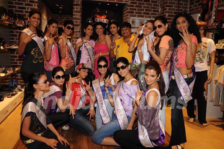 Sushmita with I am She contestants on a shopping spree at Ed Hardy showroom at Palladium