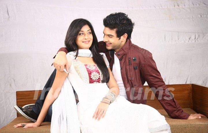 Karan Kundra and Kritika Kamra as Arjun and Arohi in Kitani Mohabbat Hai - 2