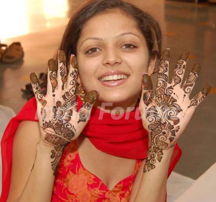 Drashti Dhami with mehendi