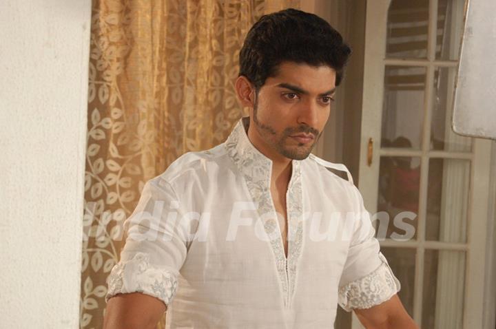 Gurmeet Chaudhary on the sets of Geet