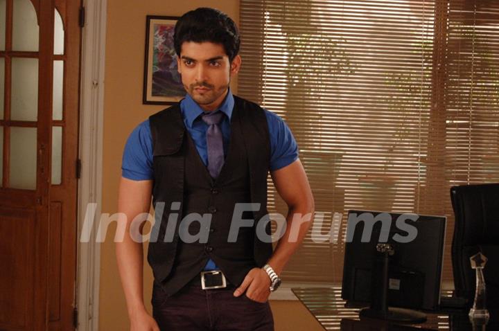 Gurmeet Choudhary on the sets of Geet