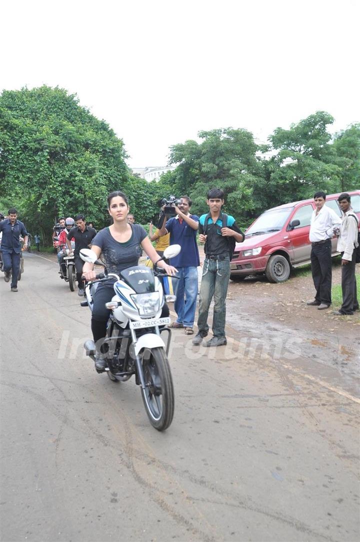 Katrina Kaif ride bike as pillion to promote her film 'Zindagi Na Milegi Dobara', Filmcity