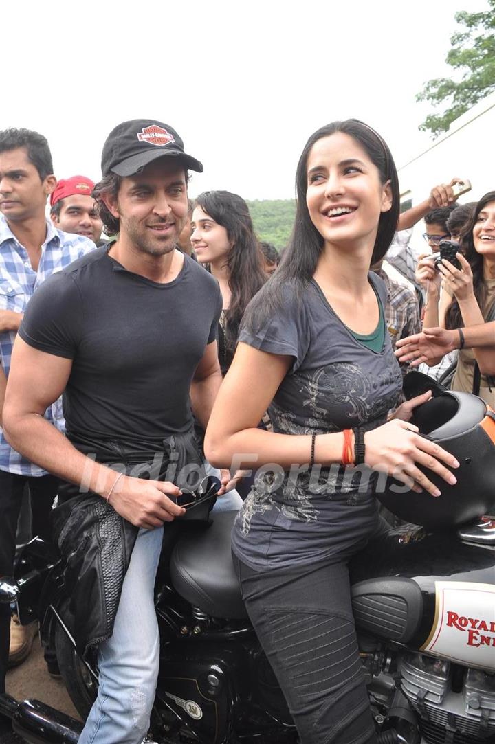 Katrina ride bike with Hrithik to promote their film 'Zindagi Na Milegi Dobara', Filmcity