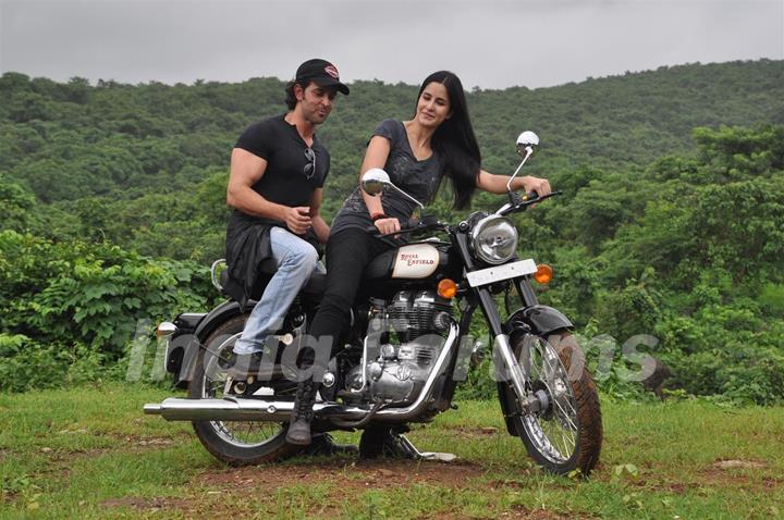 Katrina Kaif ride bike with Hrithik Roshan to promote their film 'Zindagi Na Milegi Dobara', Filmcit