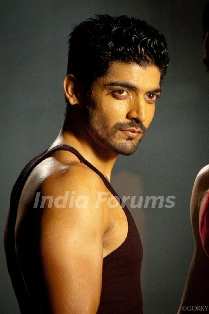 Gurmeet Choudhary as Maan Khurana at Geet set