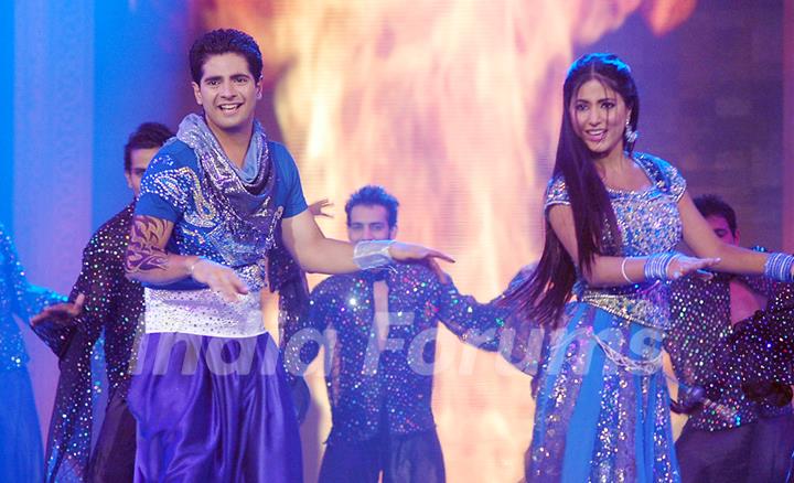 Hina Khan performing at SPA '10 with Karan Mehra