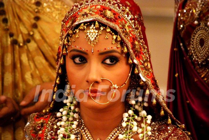 Nidhi Uttam as Nandini on her wedding