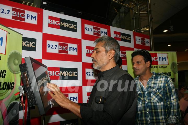 Prakash Jha and Manoj Bajpai at Aarakshan promotional event at Big FM