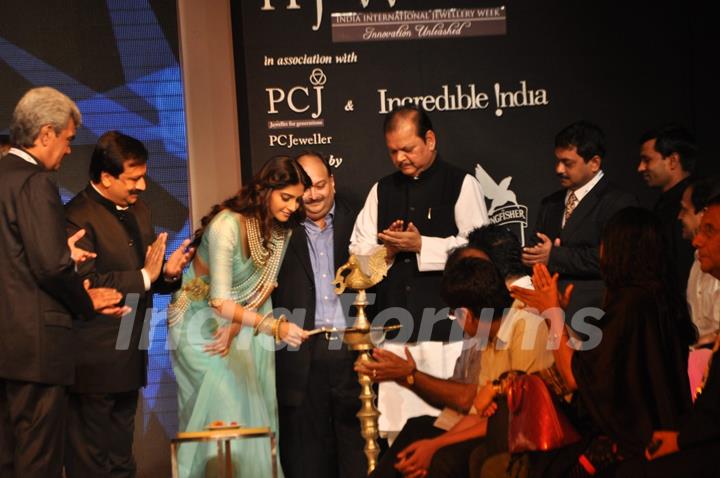 Sonam Kapoor with Rajiv Jain, Subodh Kant Sahay at inauguration of the India International Jewellery Week(IIJW) 2011 at Grand Hyatt in Kalina, Mumbai