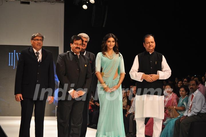 Sonam Kapoor with Rajiv Jain, Subodh Kant Sahay at inauguration of the India International Jewellery Week(IIJW) 2011 at Grand Hyatt in Kalina, Mumbai