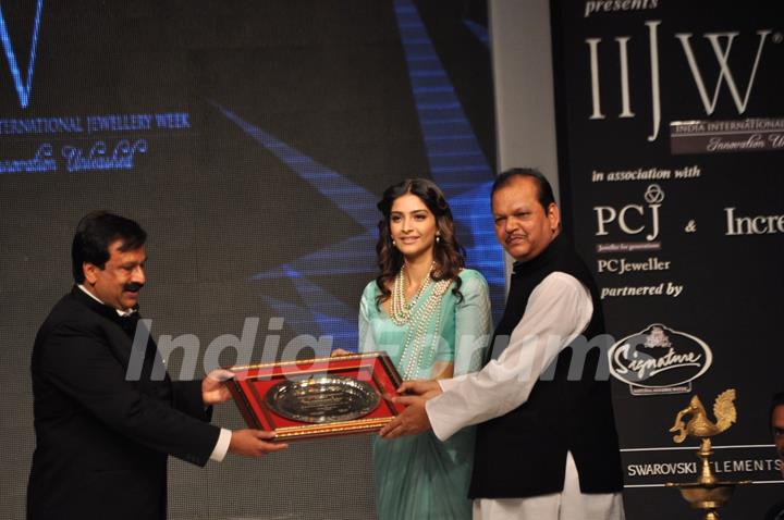 Sonam Kapoor with Subodh Kant Sahay at inauguration of the India International Jewellery Week(IIJW) 2011 at Grand Hyatt in Kalina, Mumbai