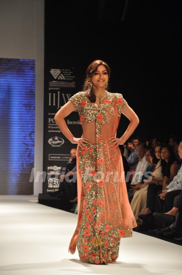 Soha Ali walk the ramp for Pria Kataria Puri at the IIJW 2011 at Grand Hyatt in Kalina, Mumbai