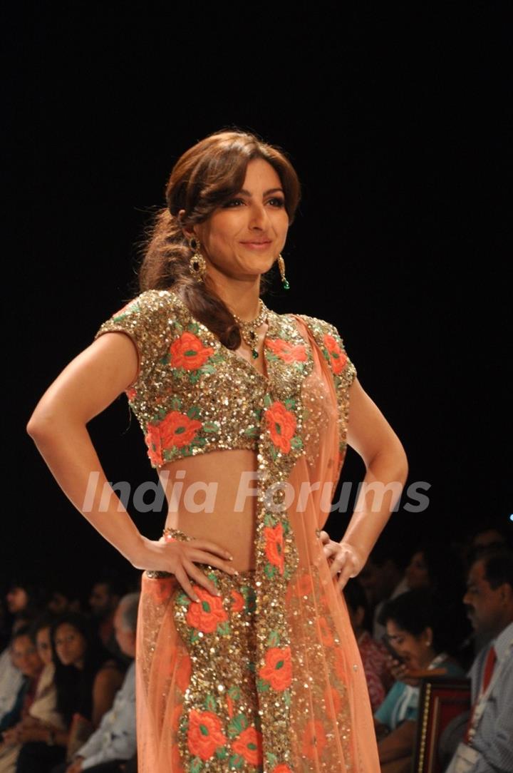 Soha Ali walk the ramp for Pria Kataria Puri at the IIJW 2011 at Grand Hyatt in Kalina, Mumbai