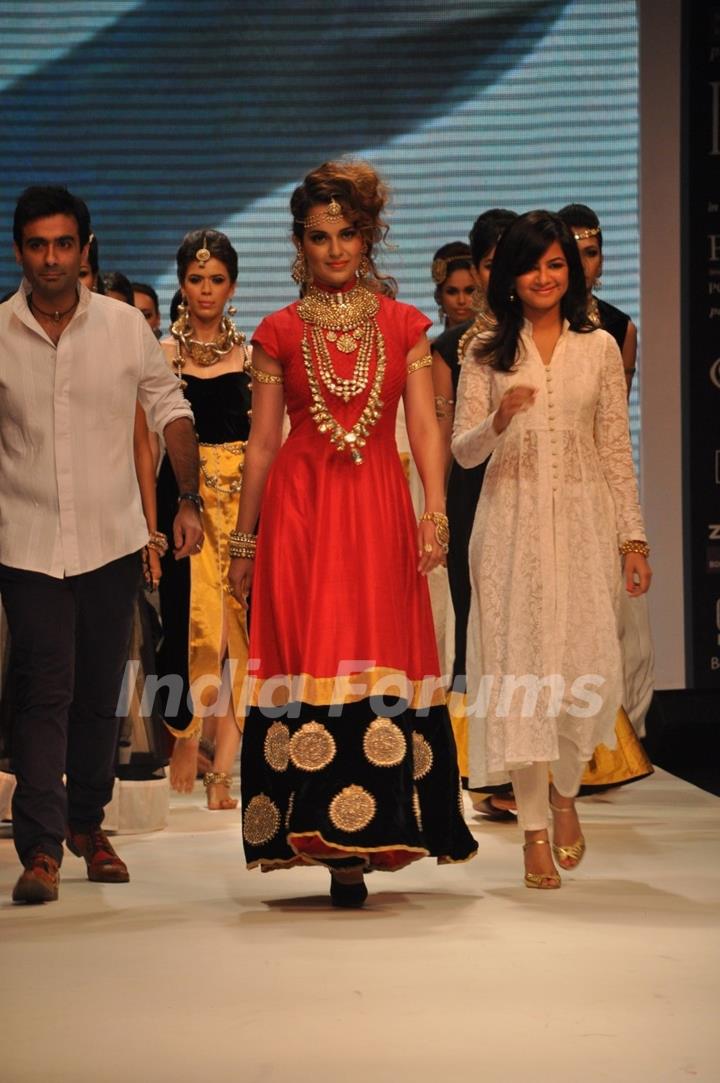 Kangna Ranaut walks the ramp for Amrapali Jewellers Show at the IIJW 2011 at Grand Hyatt in Kalina