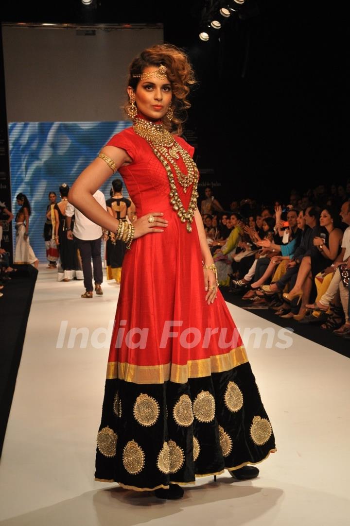 Kangna Ranaut walks the ramp for Amrapali Jewellers Show at the IIJW 2011 at Grand Hyatt in Kalina