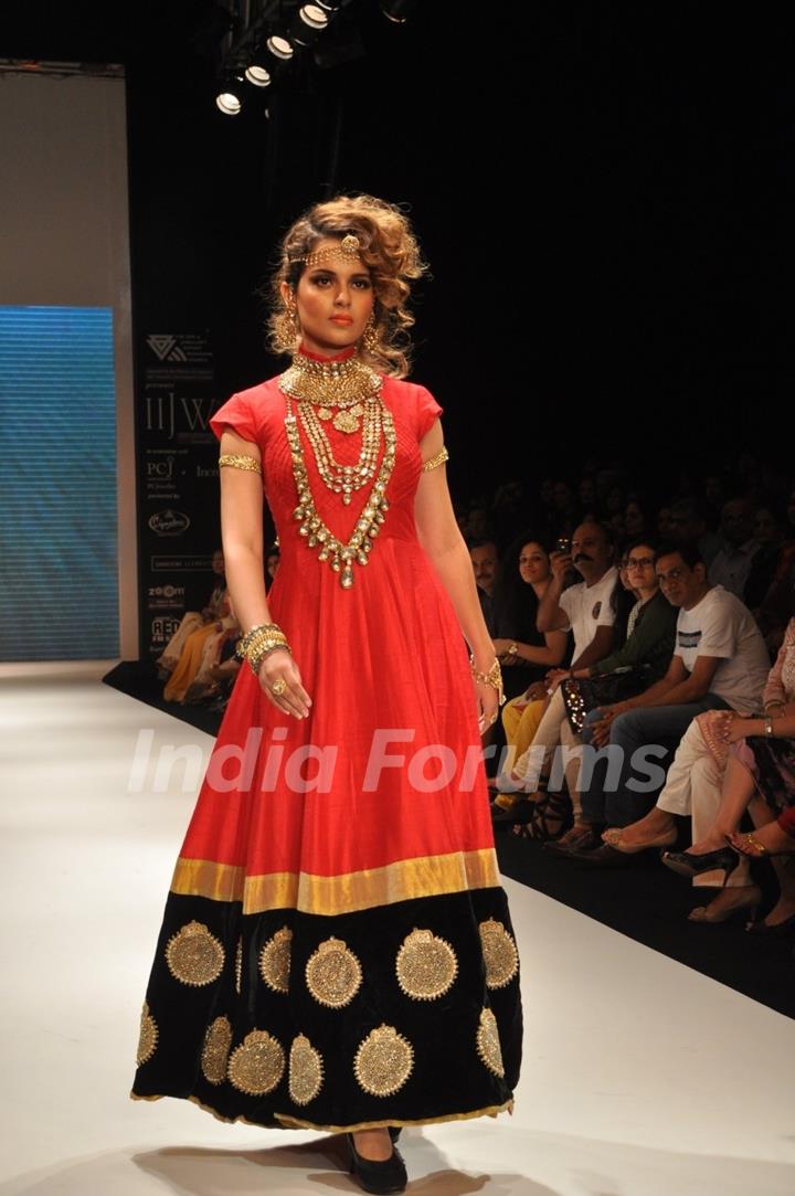 Kangna Ranaut walks the ramp for Amrapali Jewellers Show at the IIJW 2011 at Grand Hyatt in Kalina