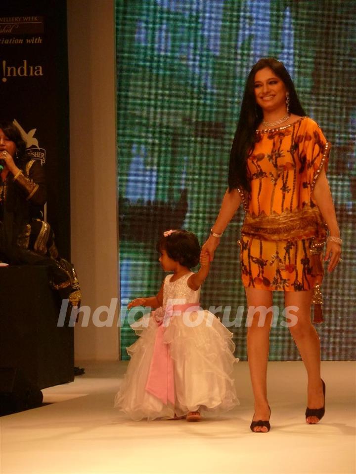 Tasneem Sheikh walk the ramp for a Social Cause at 'Jewelsouk presents Gitanjali-Beti' in IIJW 2011