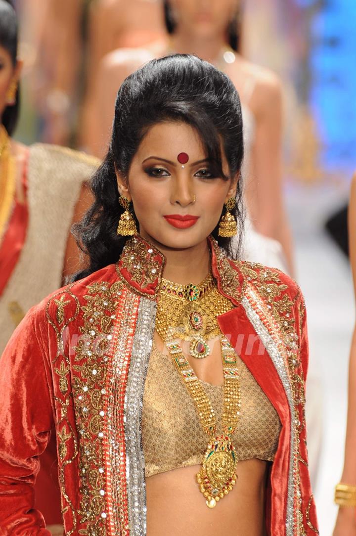 Model walks the ramp for Sangam Chains at IIJW 2011