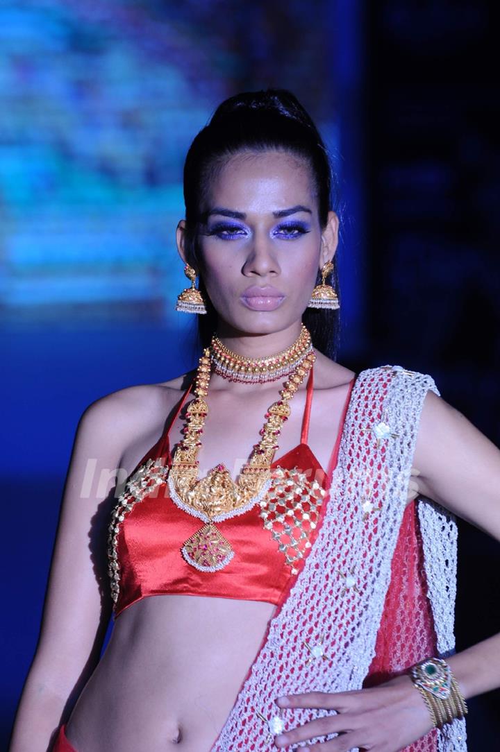 Model walks the ramp for Sangam Chains at IIJW 2011