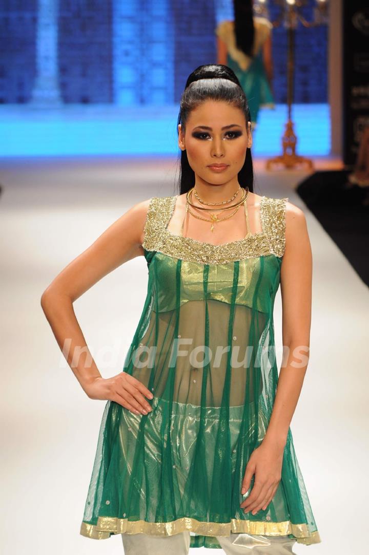 Model walks the ramp for Sangam Chains at IIJW 2011