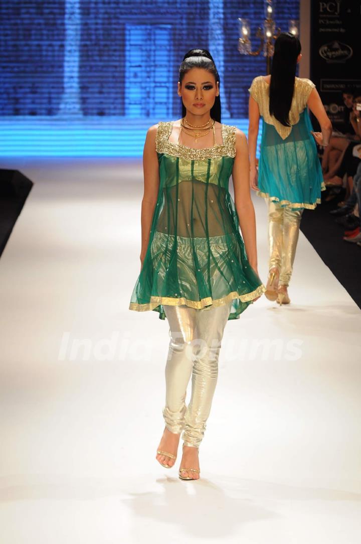 Model walks the ramp for Sangam Chains at IIJW 2011