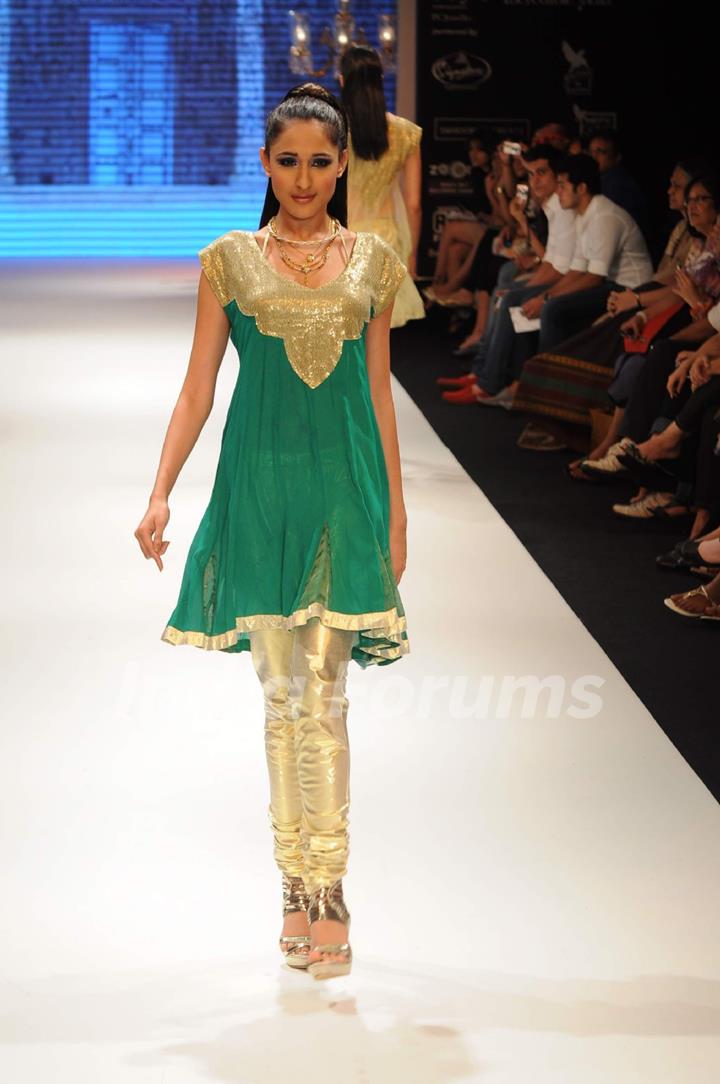 Model walks the ramp for Sangam Chains at IIJW 2011