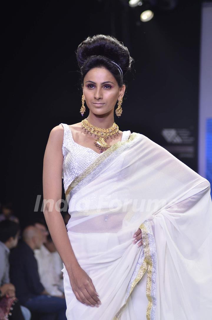 Model walks the ramp for Monica Kapur at IIJW 2011