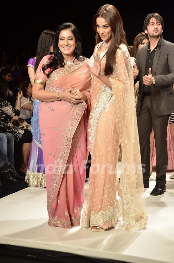 Bipasha with her mother Mamta Basu from Gitanjali Beti show in IIJW 2011