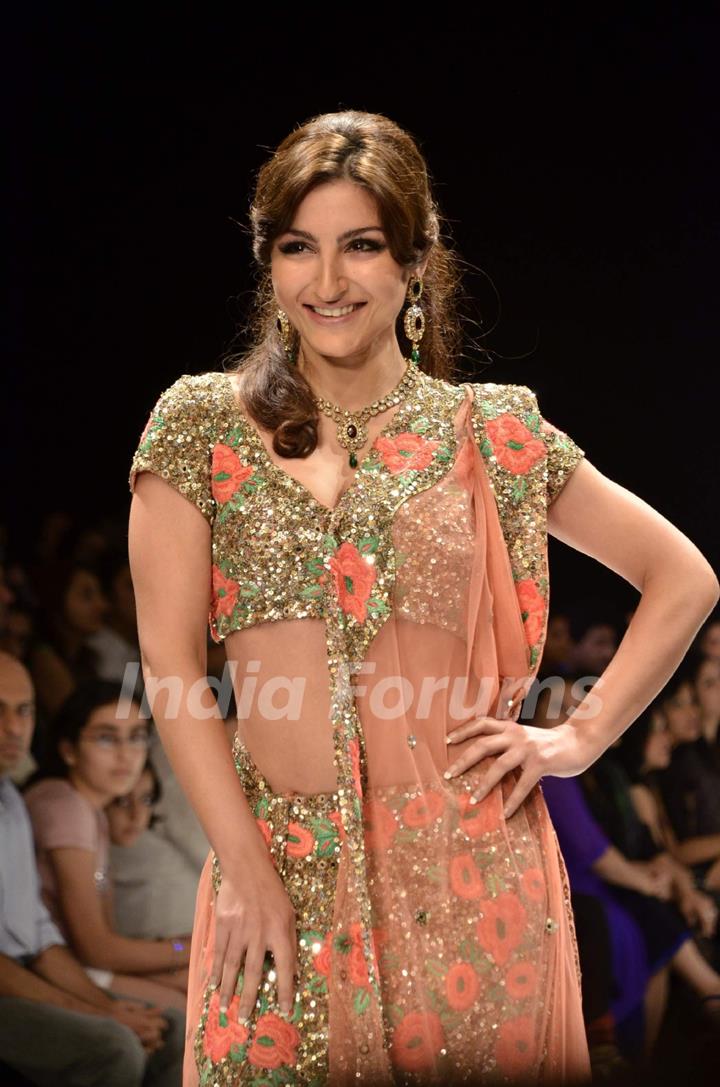 Soha Ali walk the ramp for Pria Kataria Puri at the IIJW 2011 at Grand Hyatt in Kalina, Mumbai