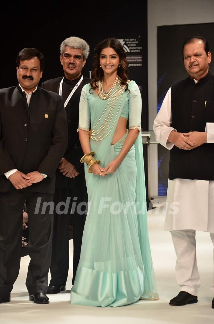 Sonam Kapoor with Rajiv Jain, Subodh Kant Sahay at inauguration of the IIJW 2011 at Grand Hyatt