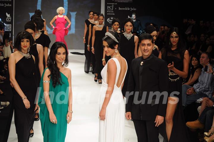 Model walks the ramp for Gehna at IIJW 2011