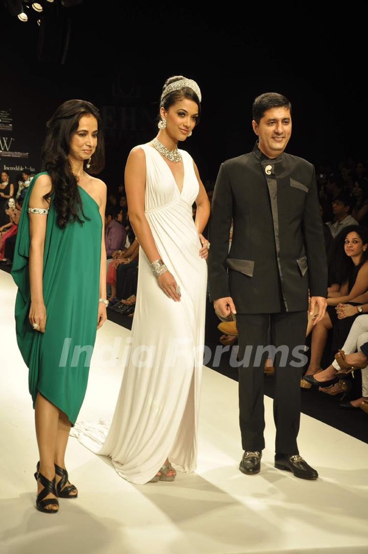 Model walks the ramp for Gehna at IIJW 2011