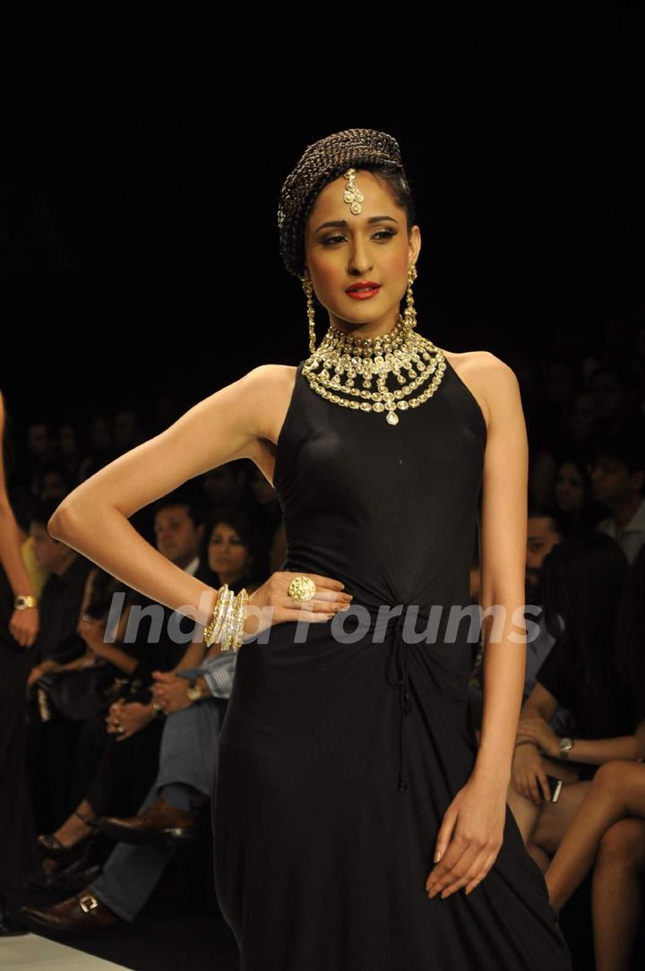 Model walks the ramp for Gehna at IIJW 2011