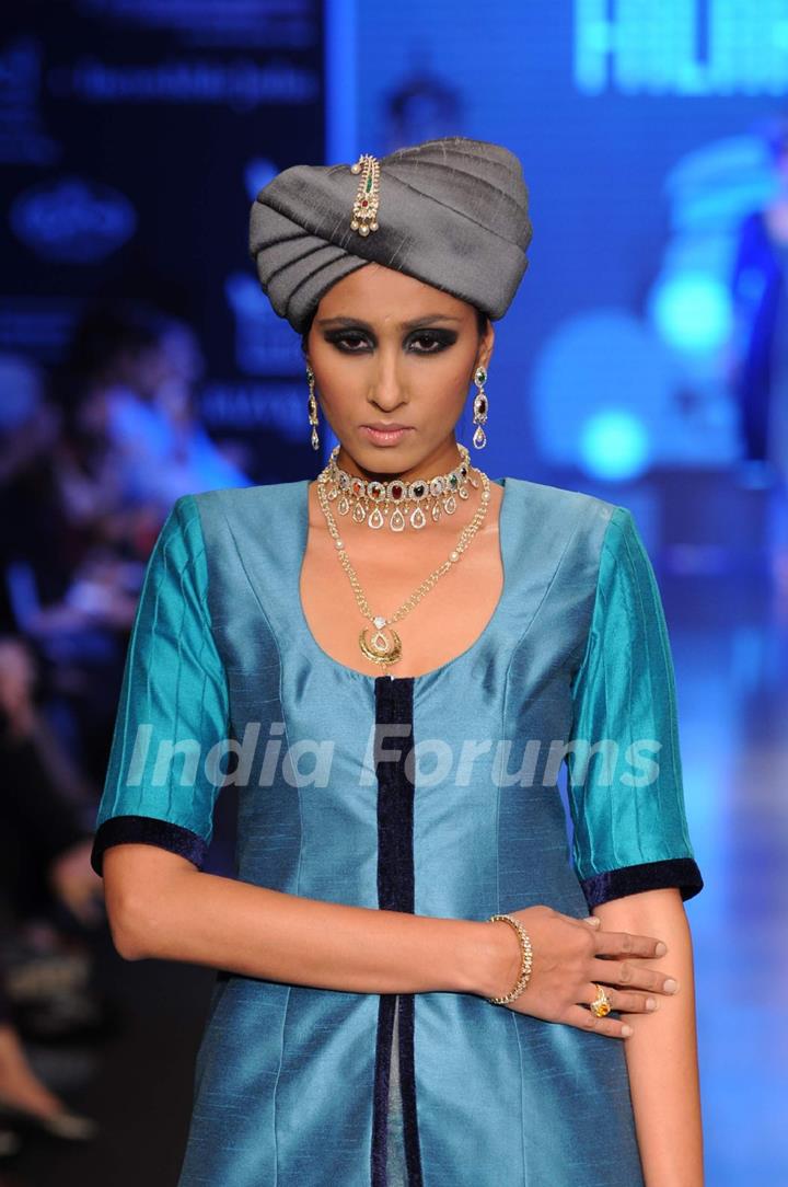 Model walks the ramp for Falakhunama Tanishq show at IIJW 2011