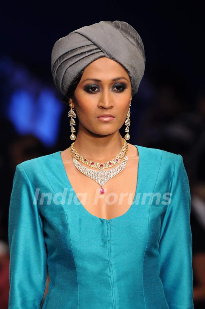 Model walks the ramp for Falakhunama Tanishq show at IIJW 2011