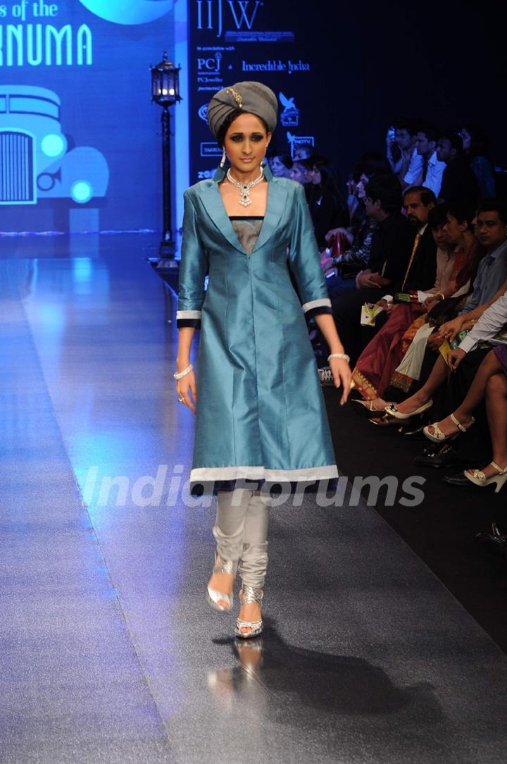 Model walks the ramp for Falakhunama Tanishq show at IIJW 2011