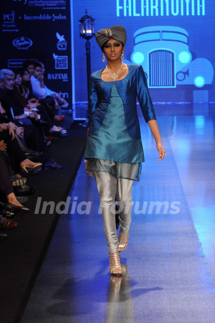 Model walks the ramp for Falakhunama Tanishq show at IIJW 2011