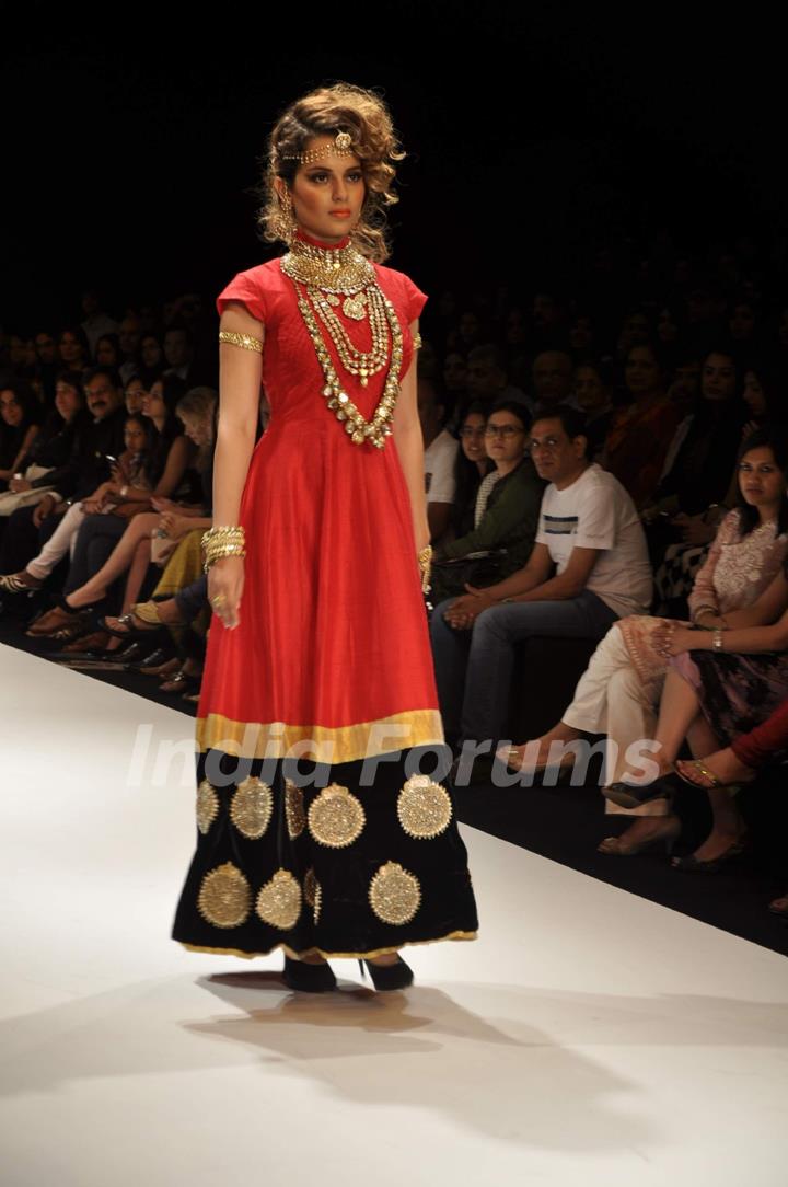 Kangna Ranaut walks the ramp for Amrapali Jewellers Show at the IIJW 2011 at Grand Hyatt in Kalina