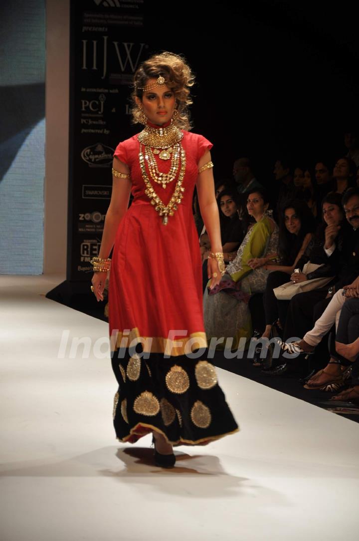 Kangna Ranaut walks the ramp for Amrapali Jewellers Show at the IIJW 2011 at Grand Hyatt in Kalina