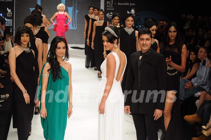 Model walks the Ramp for Gehna at IIJW 2011. .