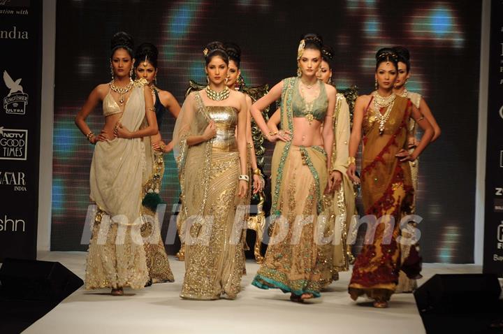 Models walks the ramp for vijay Golecha at IIJM 2011