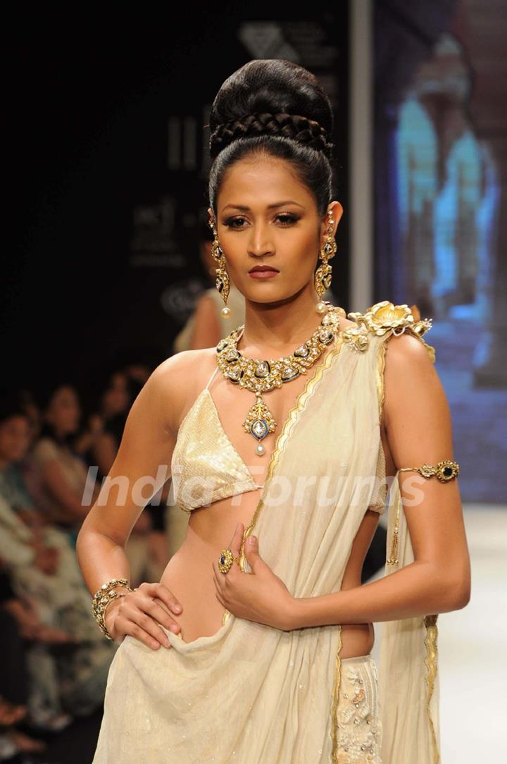 Models walks the ramp for vijay Golecha at IIJM 2011